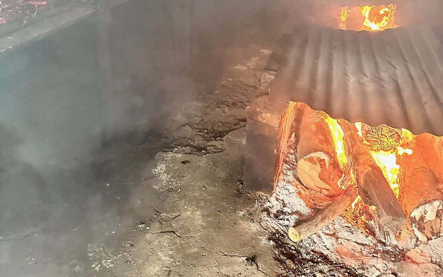 Fuego de leña y humo en la zaranda donde se ahuma el ají