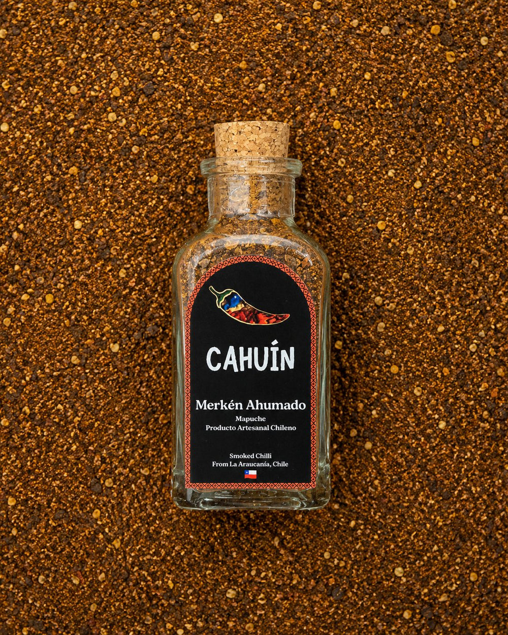 Botella de MERKÉN CAHUÍN, merkén ahumado, sobre merkén y ají seco