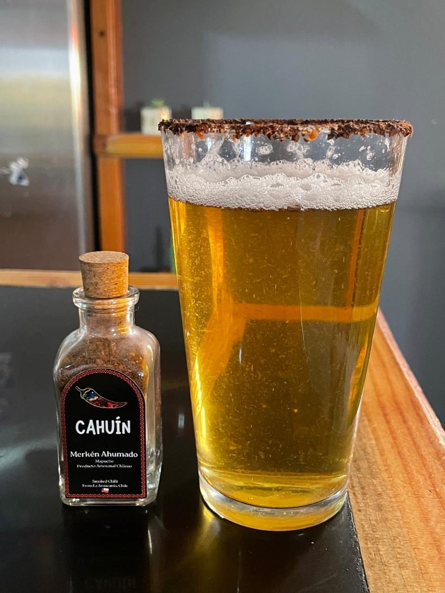 Michelada con borde de merkén y botella de MERKÉN CAHUÍN